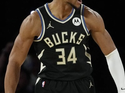 包含字母哥连续十场比赛得分超过高光表现，曼联挑战极限！的词条最新手机游戏