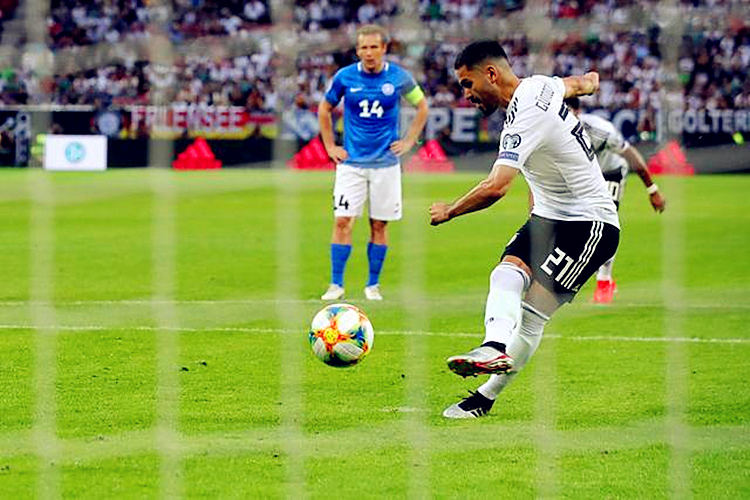 快船带队取胜！，德罗巴重要时刻出色防守上演精彩一战(德罗巴进球率)