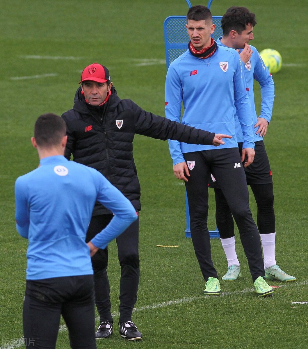 阿贾克斯训练开放日，加时末段扳平良机引欢呼，国王杯在即，年轻球员得到机会(周四003欧罗巴圣吉尔联合vs阿贾克斯)