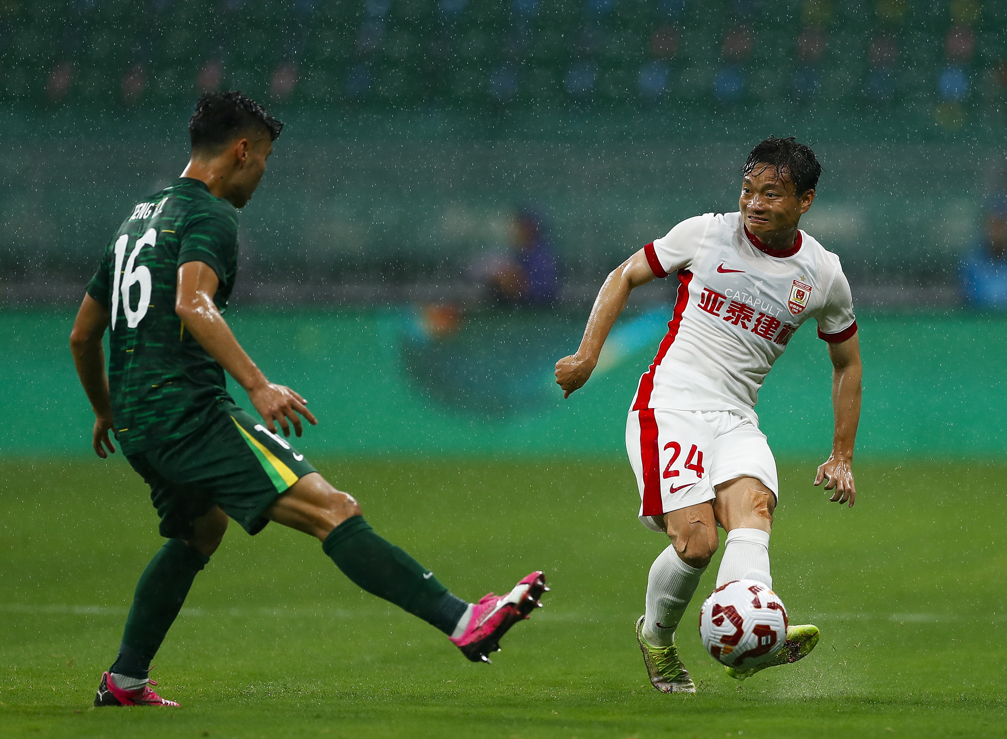 包含中超加时末段走向成谜；北京国安篮板制胜；球迷炸锅；赛季目标并未改变的词条