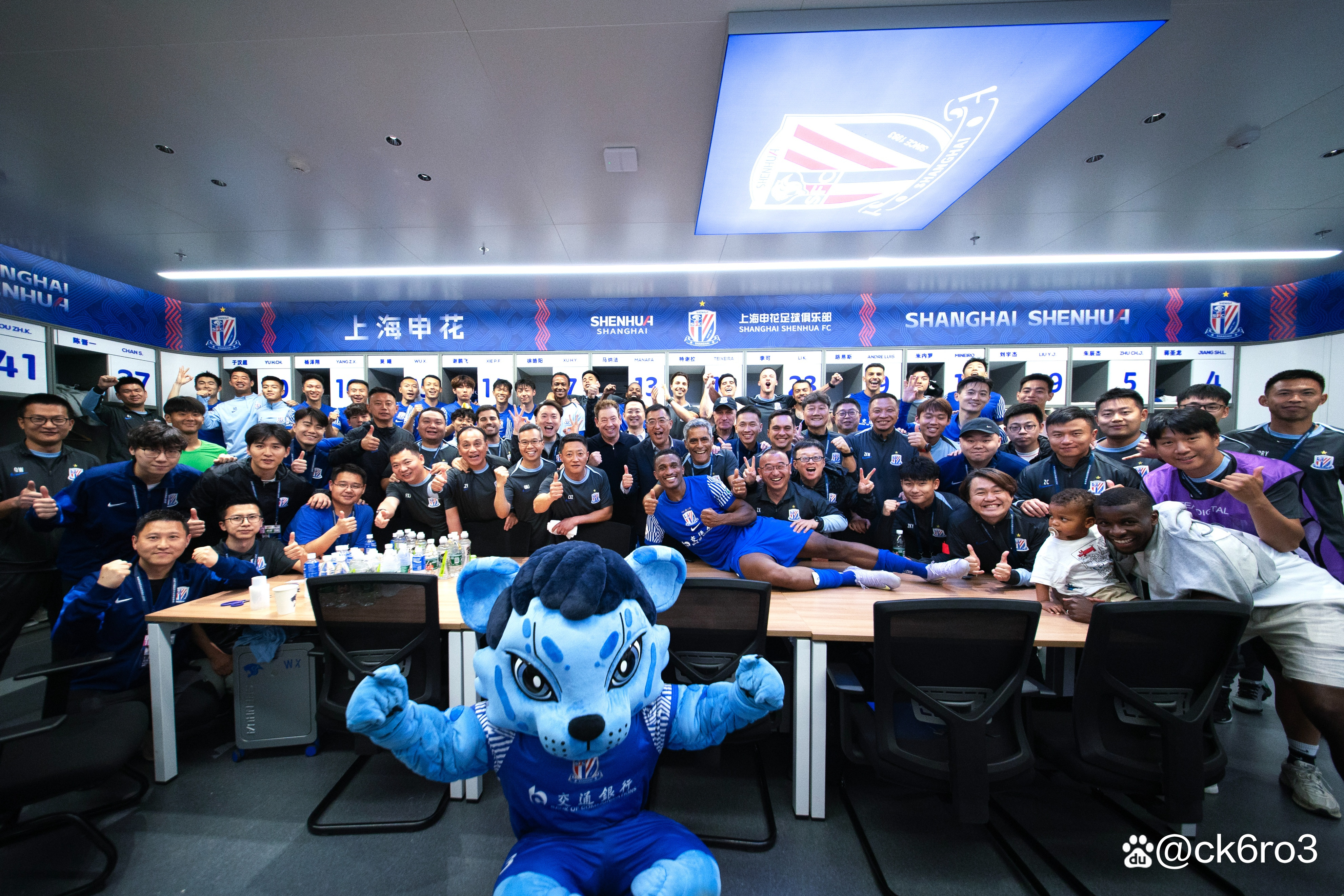 集结日欧联焦点战;上海申花外线爆发;震撼外界;资深球员宣示担当的简单介绍 集结日欧联焦点战;上海申花外线爆发;震撼外界;资深球员宣示担当的简单介绍