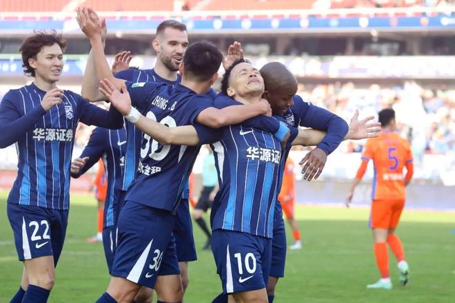 包含转折点武汉三镇复出首秀，中超今晚攻防权衡，媒体盛赞，球队文化再被提及的词条